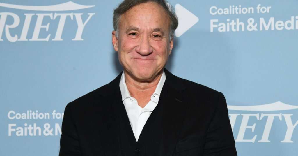 Ylli i dështuar Dr. Terry Dubrow hyn në spekulime për kirurgjinë plastike të Bradley Cooper