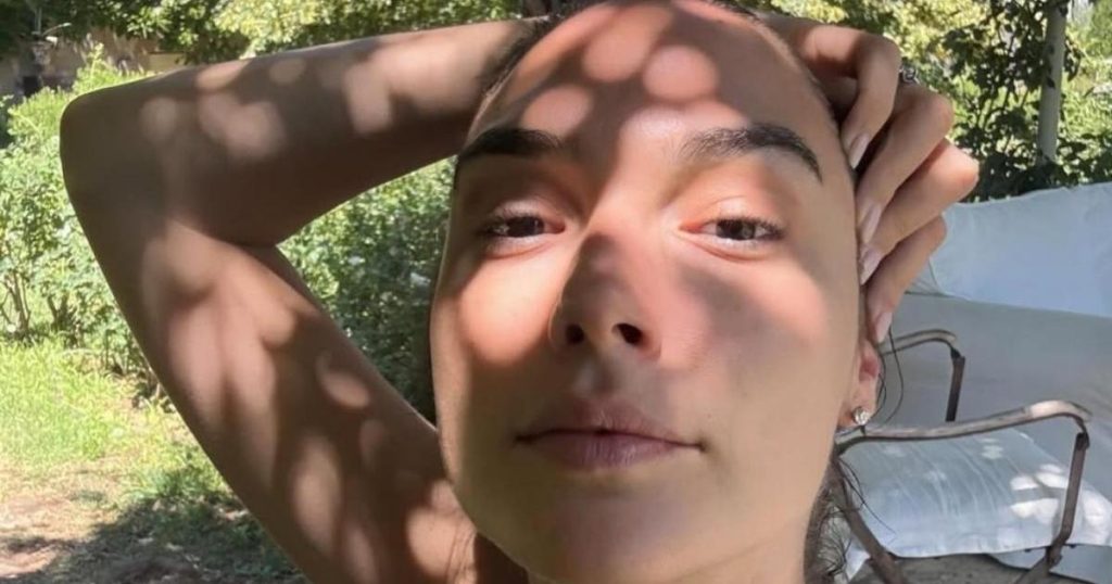 Topi i zi i sutjenës së Gal Gadot bën një deklaratë në foto