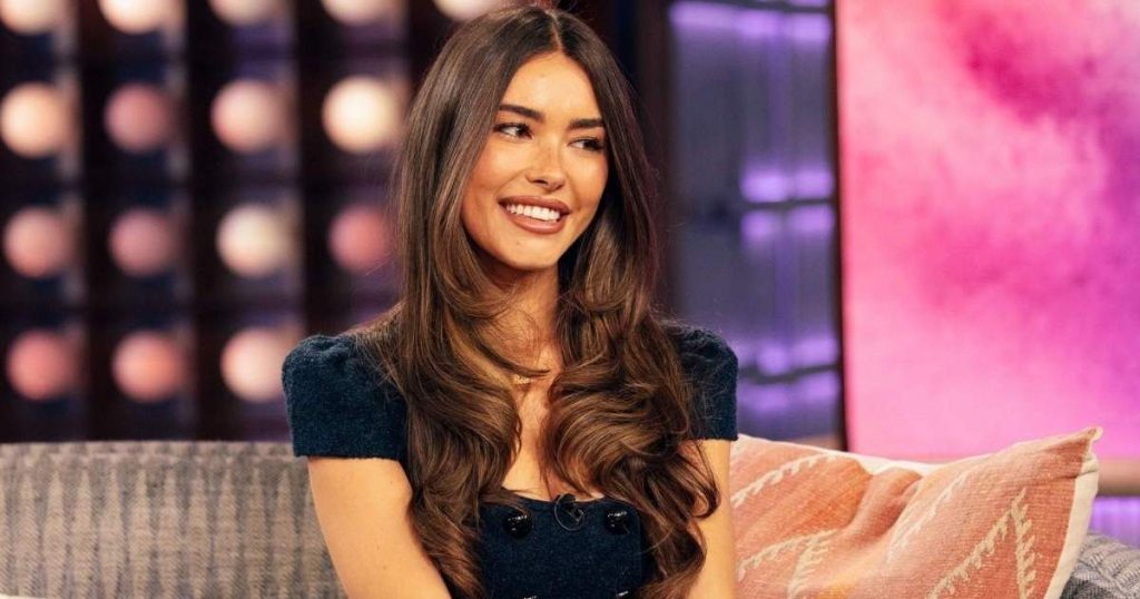 Birra Madison tregon veshje të thjeshta janë gjithashtu elegante me një minifustan të vogël