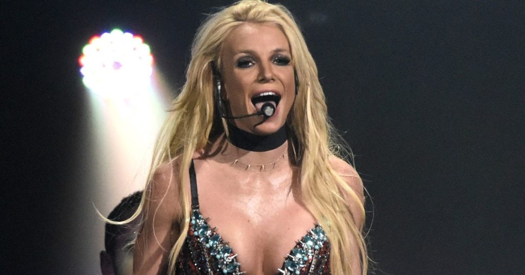 Britney Spears pëson mosfunksionim të garderobës ndërsa kërcen me fustan të pastër
