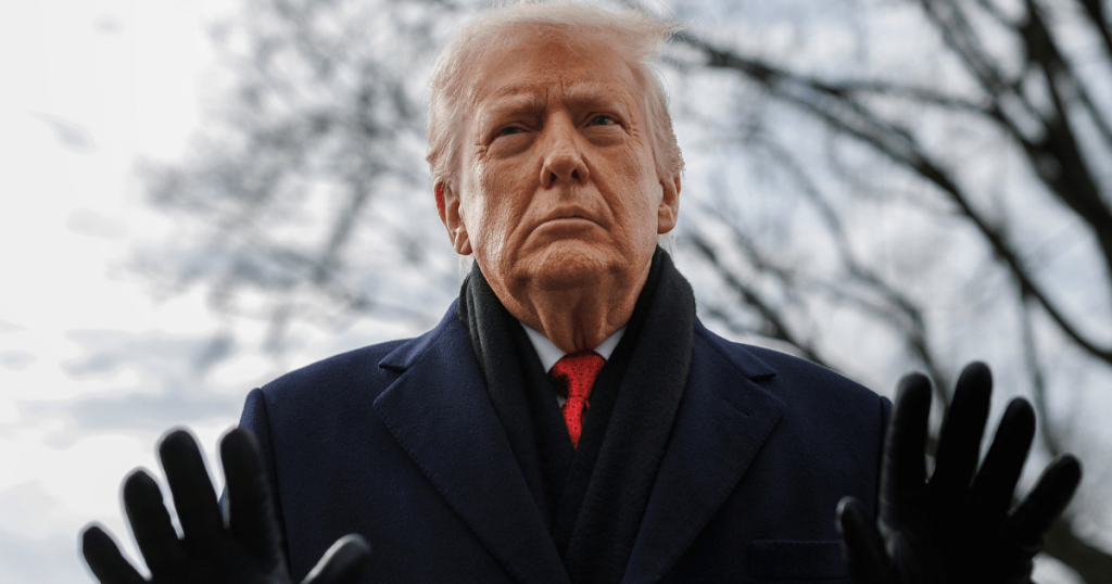 Donald Trump gati sa nuk lëndohet gjatë një momenti të drejtpërdrejtë televiziv