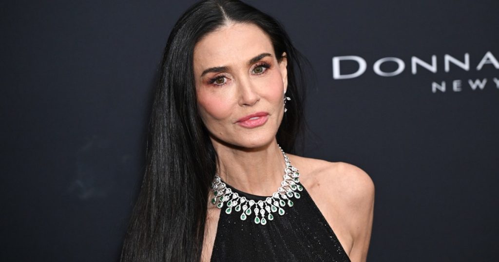 Fustani me rripa të Demi Moore është mbajtur nga Just Strings in Photo