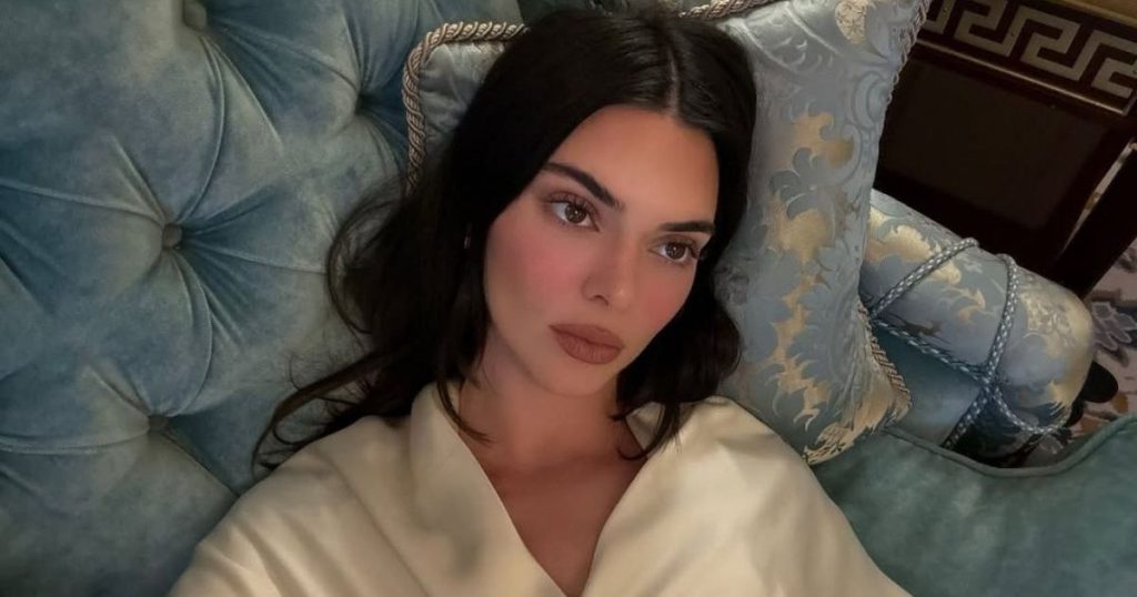 Kendall Jenner pozon me çarçafë mes javës së modës në Paris