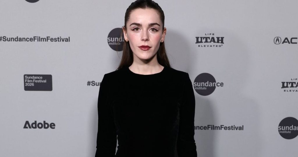 Kiernan Shipka Wows në minifustanin Tiny Atelier Delphine