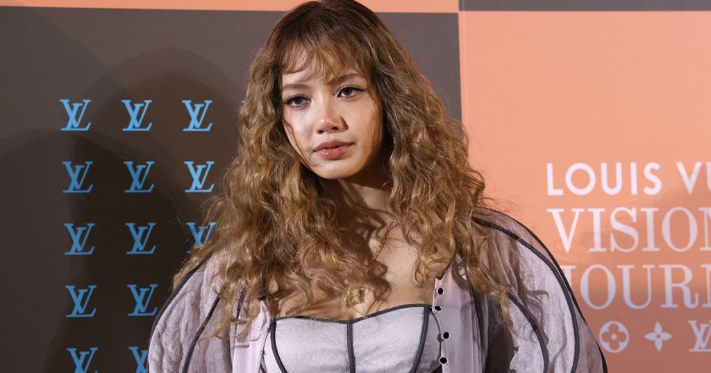 Lisa e Blackpink kërcen larg me bluzat dhe pantallonat e shkurtra të Kim Kardashian