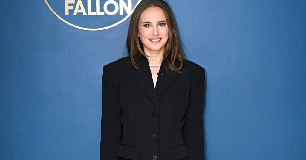 Minifustani i vogël i Natalie Portman është thjesht një xhaketë sportive për 'Tonight Show'