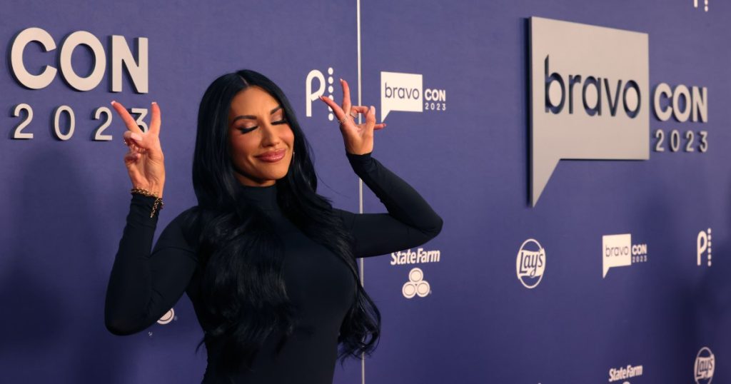 RHOSLC Alum Monica Garcia akuzon anëtarin e aktorit se ka 'C*ke Stash' në valixhen BravoCon