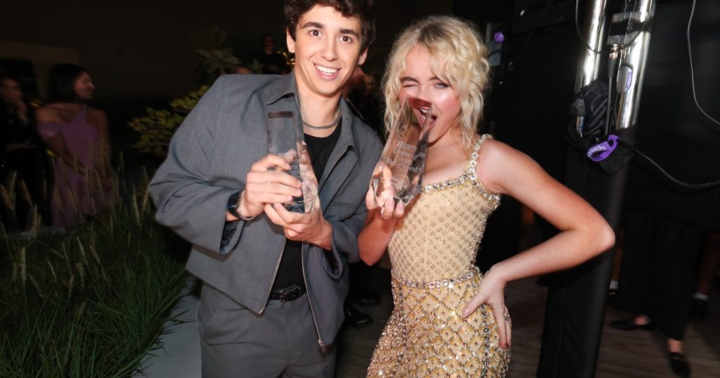 Shpjegohen thashethemet e të dashurit/të dashurës së Marcello Hernández dhe Sabrina Carpenter (Plus komenti i çuditshëm i Dax Shepard)