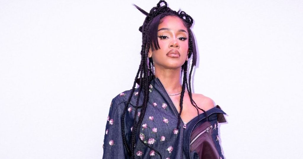 Trupi Saweetie mbështjell me prerje me një pallto dramatike