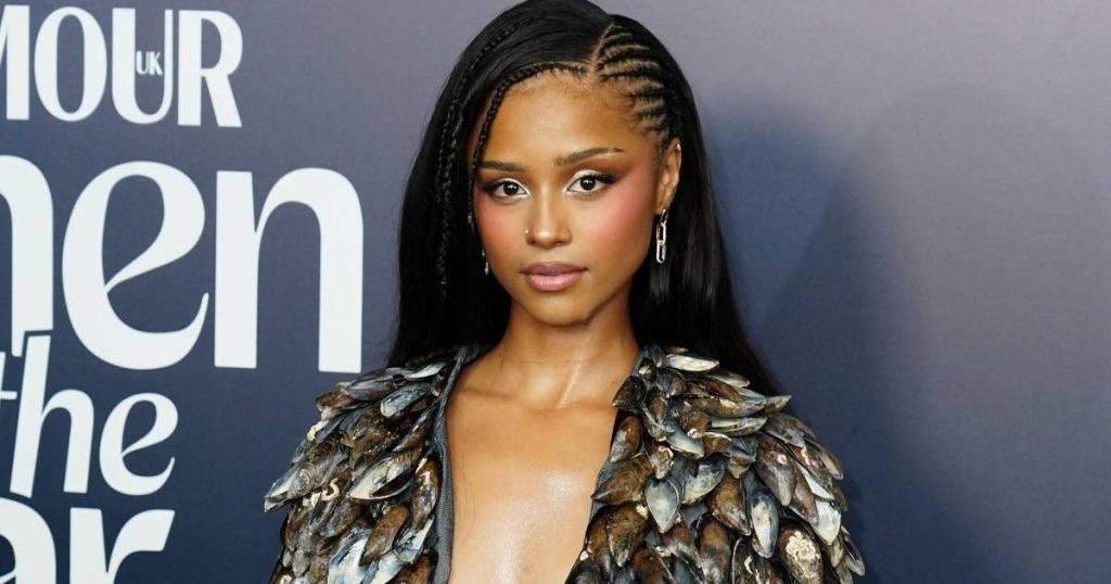 Tyla modelon bikini të kuqe me fije në fotot e reja të Vogue