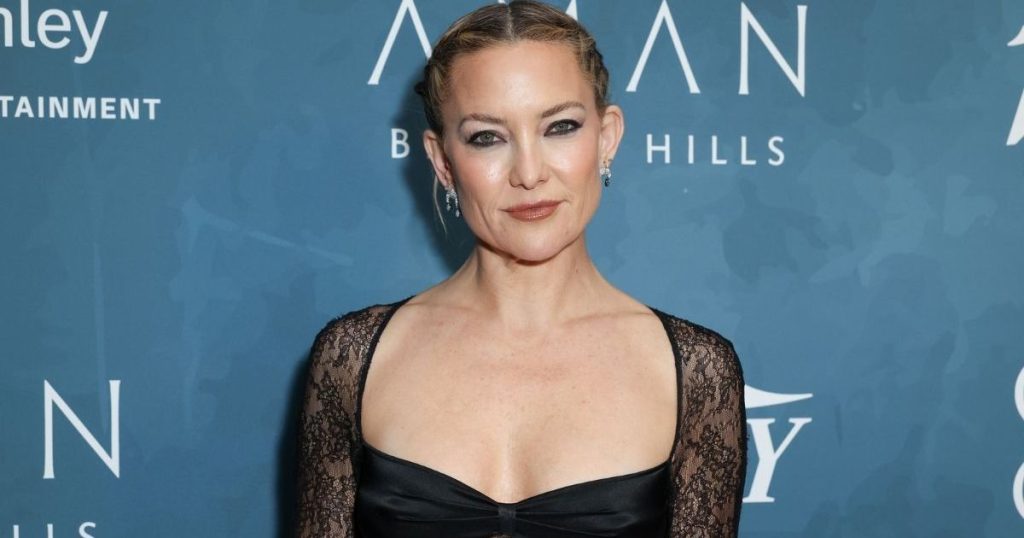 Veshja me dantella e tejdukshme e Kate Hudson është e drejtë nga një përrallë