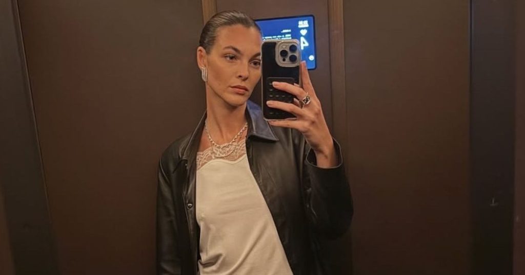 Vittoria Ceretti Slays me të brendshme të veshura me pantallona të shkurtra plotësisht të tejdukshme dhe mikro