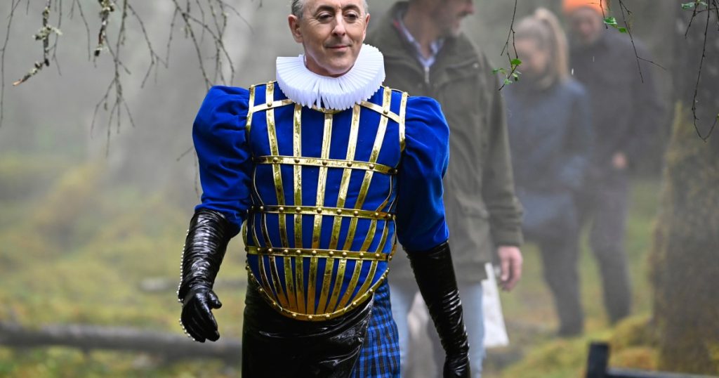 Prezantuesi i Tradhtarëve Alan Cumming vesh lëkurë vegane për fushatën PETA