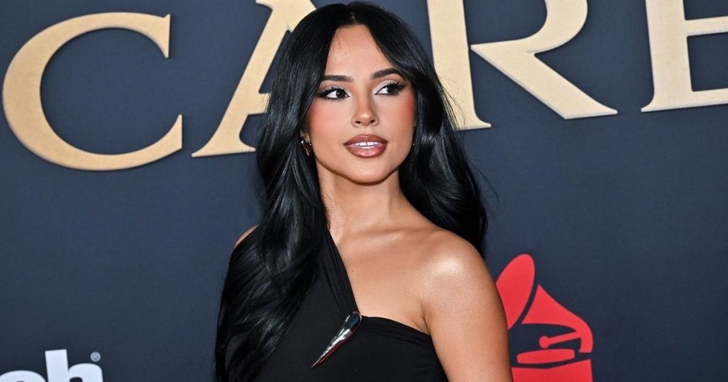 Becky G mahnit me një fustan Grace Ling me një supe me të çara të larta të theksuara