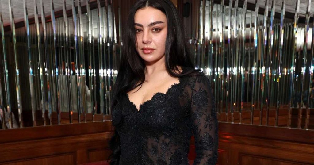 Charli XCX mahnit me një stil të pastër me çarje të lartë në Pas-Party të Grammy