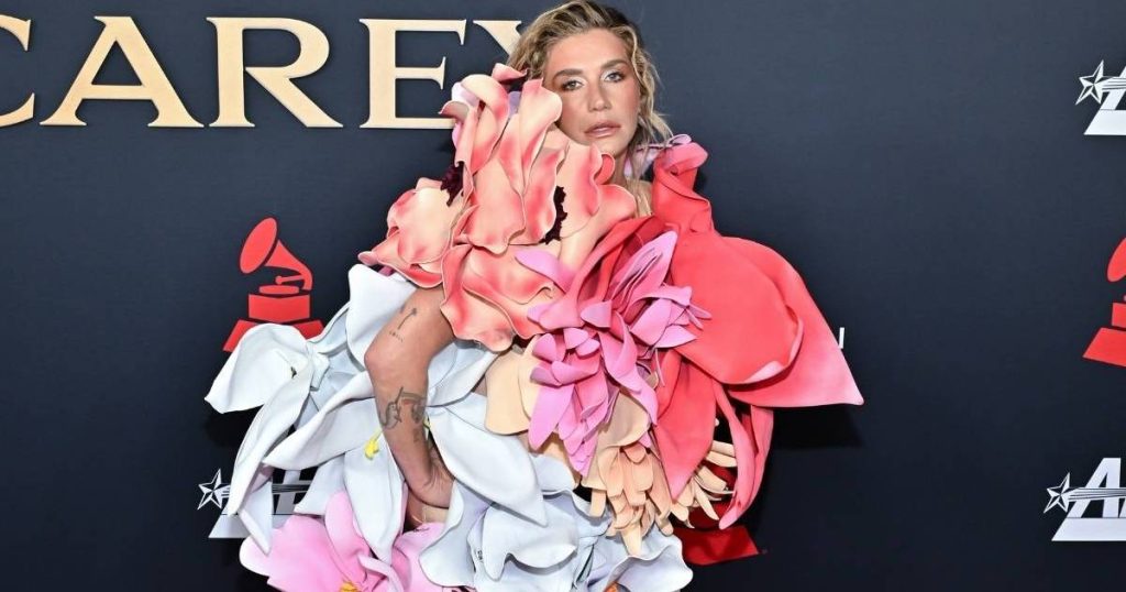 Kesha duket gati për pranverë me fustanin me lule Kilian Kerner