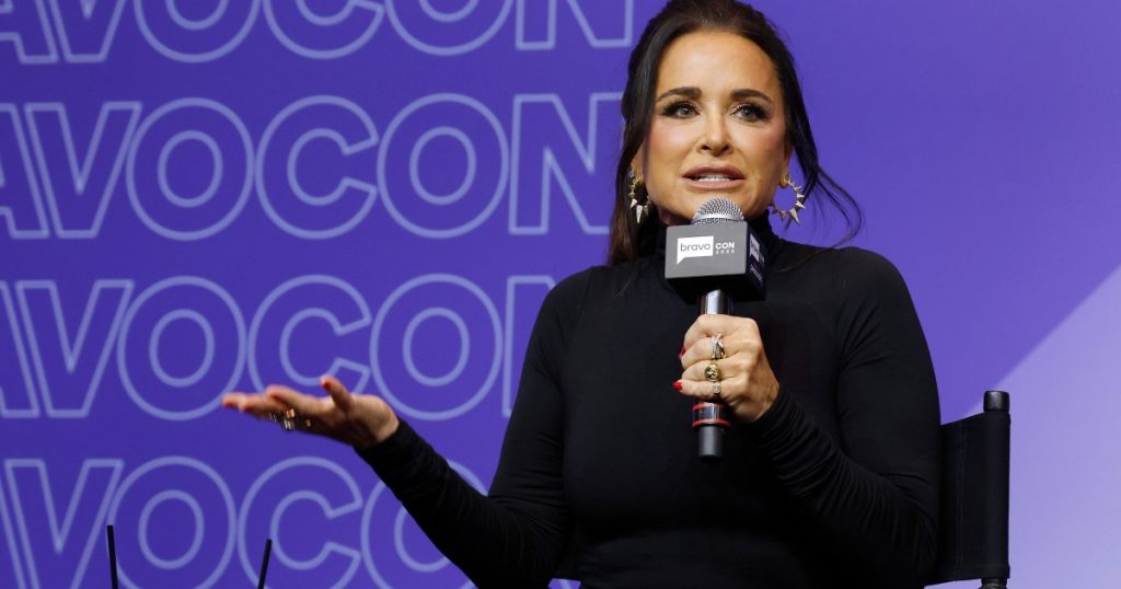 Kyle Richards i RHOBH thyen heshtjen për thashethemet për pajtimin e Mauricio Umansky