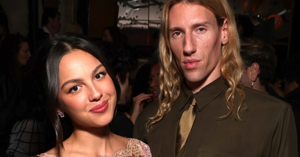 Olivia Rodrigo Models Valentino Mesh Minifustan dhe çanta Fendi për pas festës Grammy