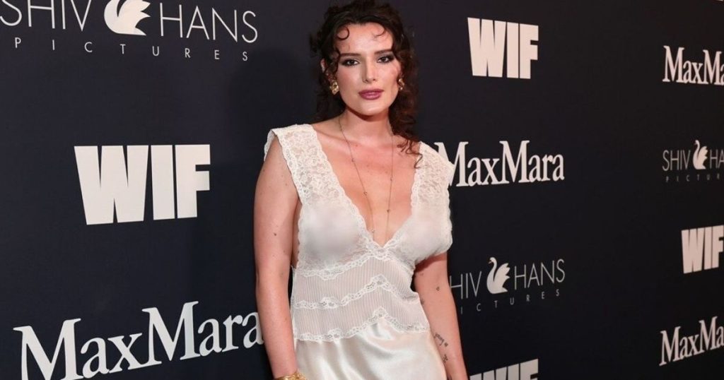 Veshja plotësisht e tejdukshme e Bella Thorne është aq dantella sa të bëhet për ngjarje