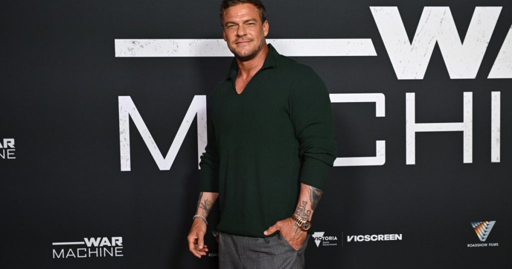 Alan Ritchson shtyhet në tokë nga fqinji