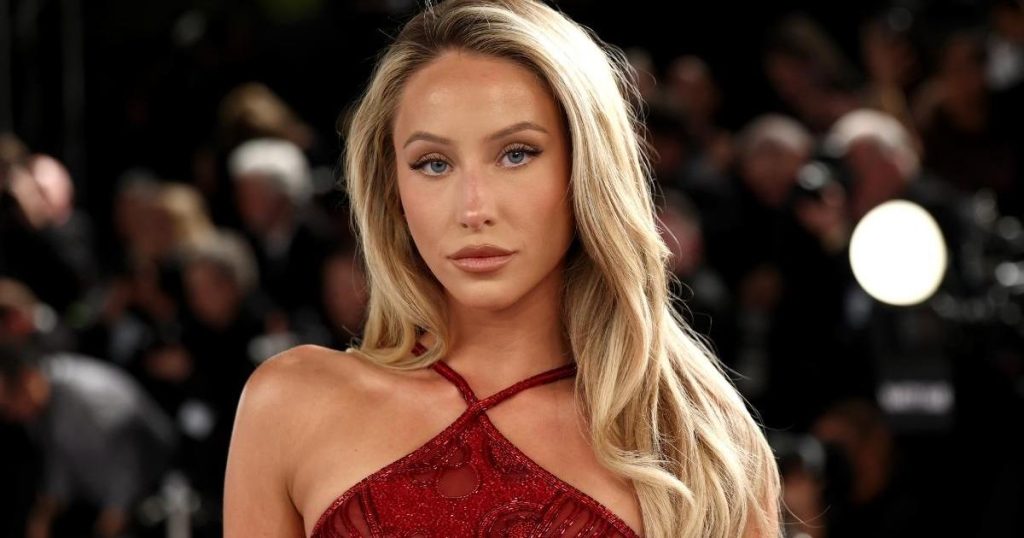 Alix Earle sjell energji të guximshme bikini në ditën e jahtit në mes të hedhjes së Baywatch