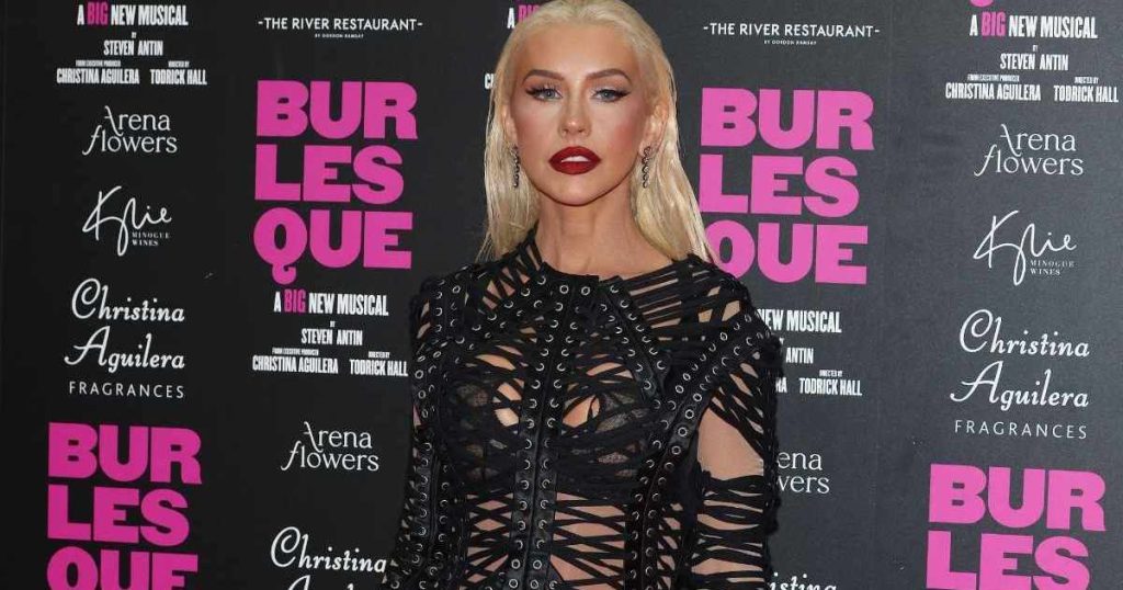 Christina Aguilera performon me trup me korse lëkure të kuqe të zjarrtë