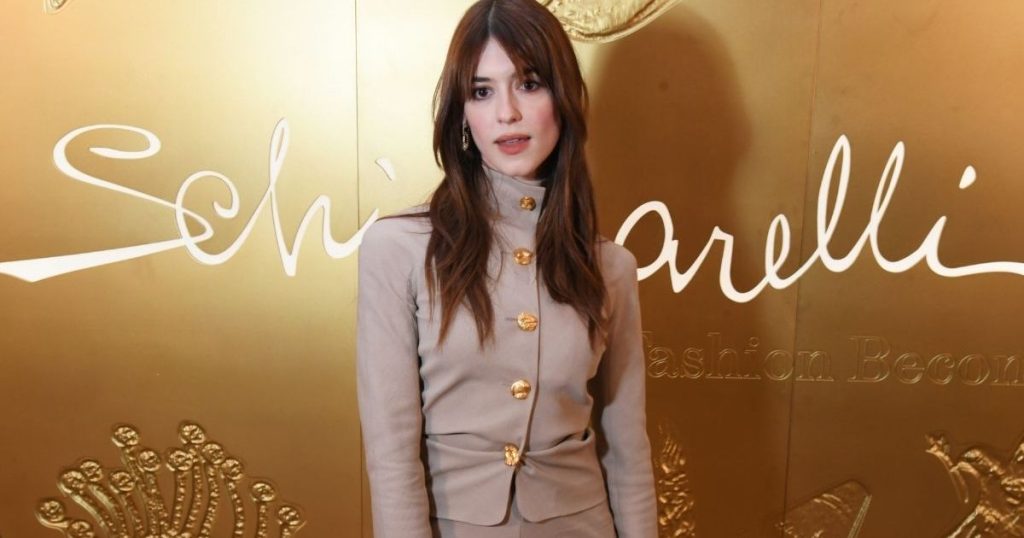 Daisy Edgar-Jones Goes Chic në Schiaparelli Fit për darkën gala