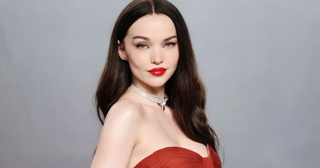 Dove Cameron hedh poza me bikini me nofulla në vendpushimin e fotove të plazhit të ri