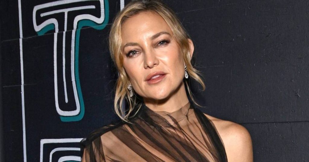 Fustani plotësisht i dukshëm i Kate Hudson në shfaqjen e çmimeve është ndryshe nga asgjë