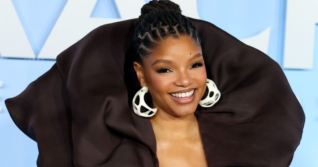 Halle Bailey orkestron një përballje të guximshme me bikini për ditëlindje