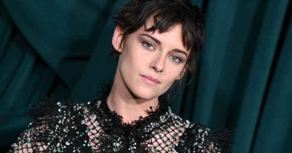 Kristen Stewart ngre vetullat në një vështrim të qartë në darkën para Oskarit
