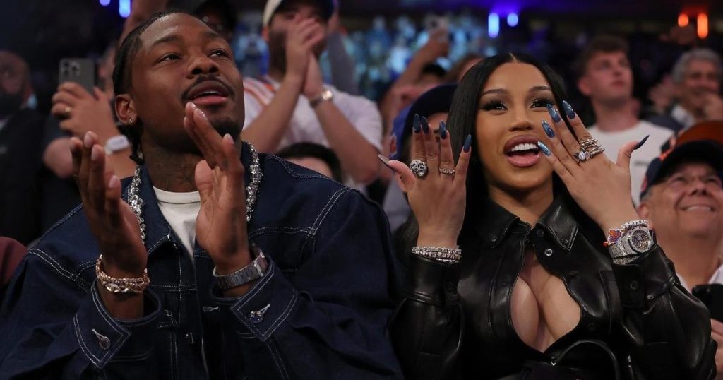 Mami i Stefon Diggs mbështet Cardi B në koncert në mes të Split News