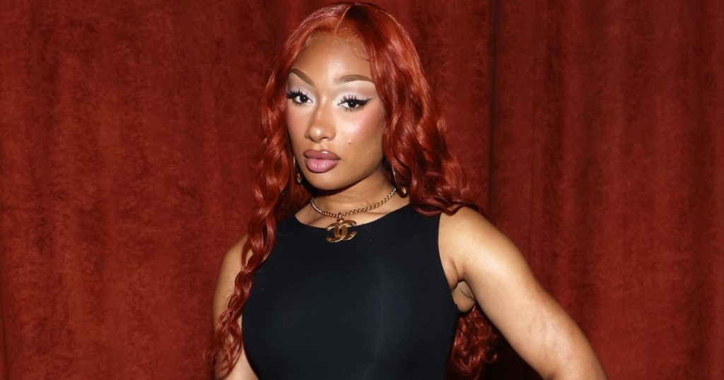 Megan Thee Stallion komandon dhomën me trup të guximshëm në Moulin Rouge!