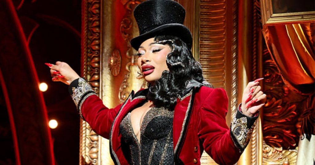 Megan Thee Stallion rrëshqet në minifund Ultra Micro dhe Dior pa mëngë