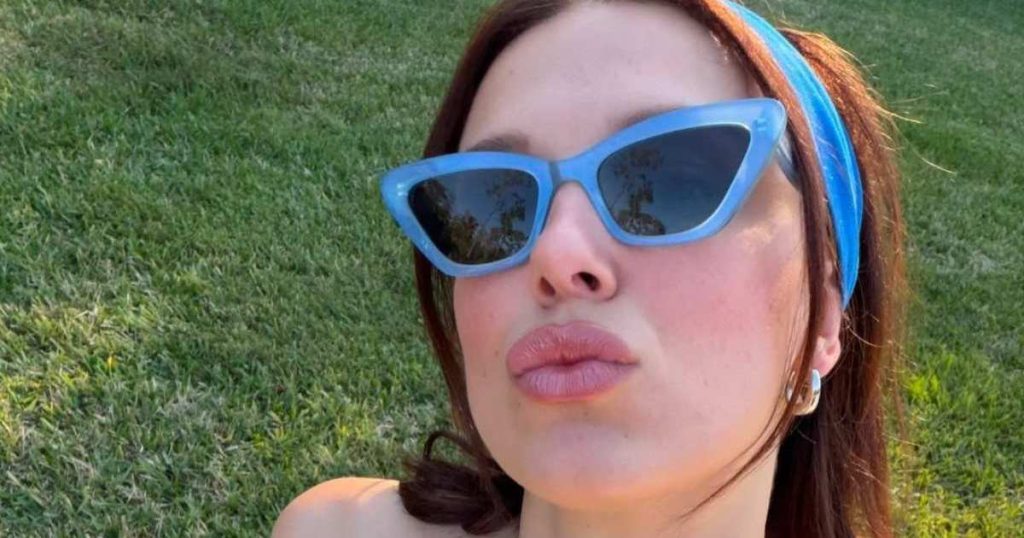 Millie Bobby Brown vesh majë tubi dhe minifund për markën e saj