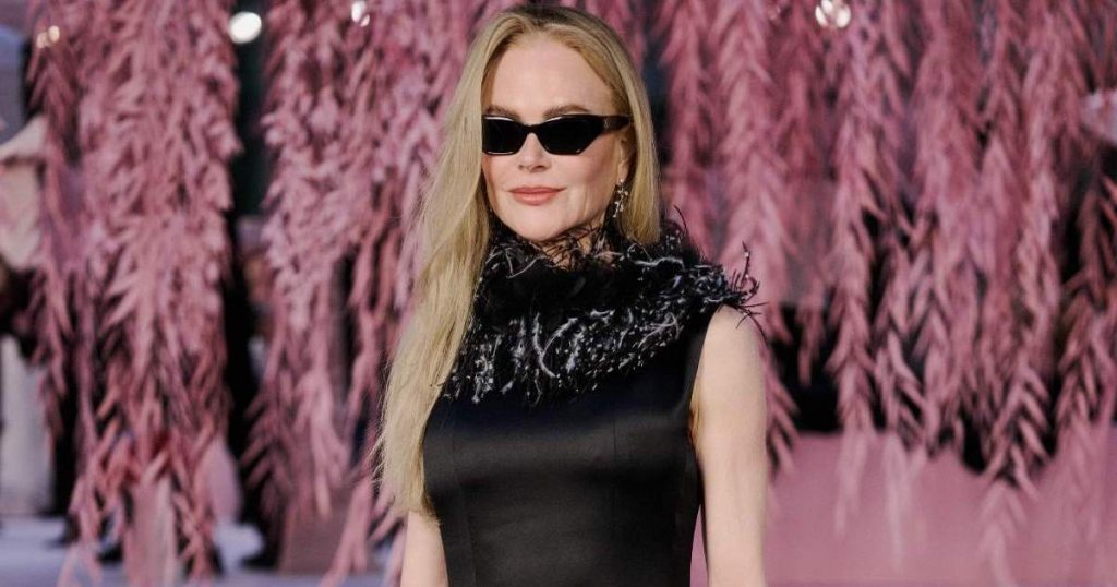 Nicole Kidman pozon në një vaskë e veshur me geta plotësisht të tejdukshme për shumëllojshmëri