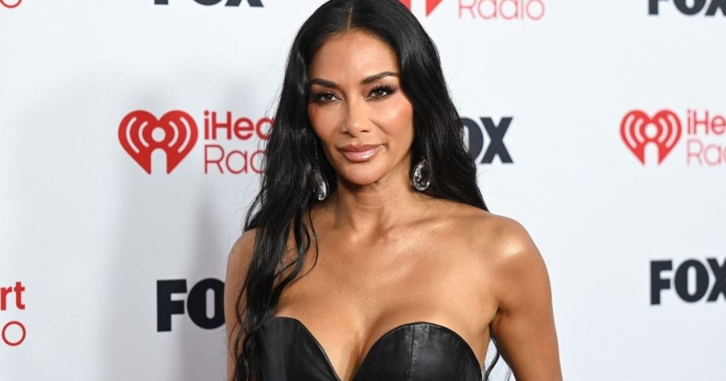 Nicole Scherzinger i mban të gjithë sytë mbi të me një fustan lëkure pa rripa në Çmimet