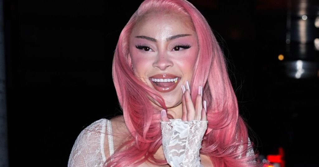 Ice Spice lëshon një pamje tërheqëse me pantallona të shkurtra mikro dhe bluza në mes të Coachella