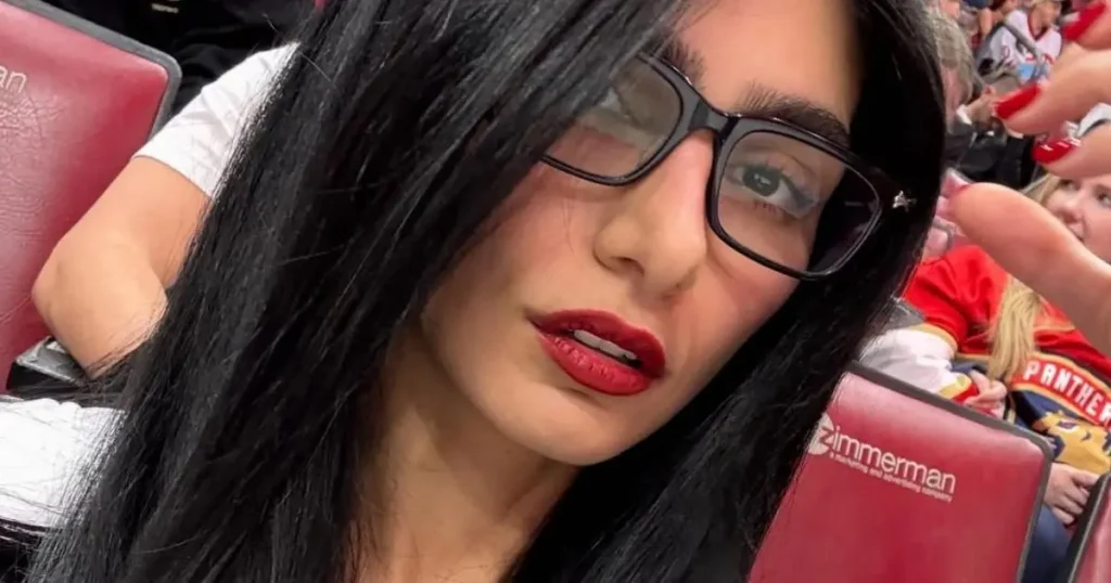 Mia Khalifa nuk vesh asgjë tjetër përveç fundeve të bardha të bikinit në një selfie të re në Instagram