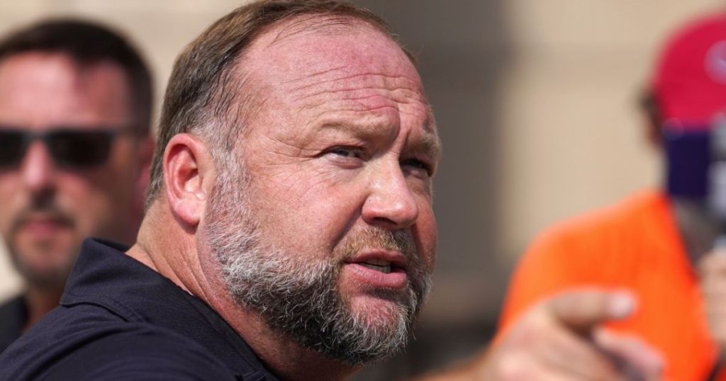 Alex Jones kritikon Donald Trump në mes të kërcënimit të Iranit, bën thirrje për amendamentin e 25-të