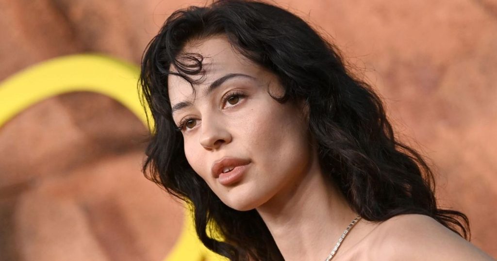 Alexa Demie verbohet me fustan të pastër të zbukuruar në mes të publikimit të sezonit 3 të Euforisë