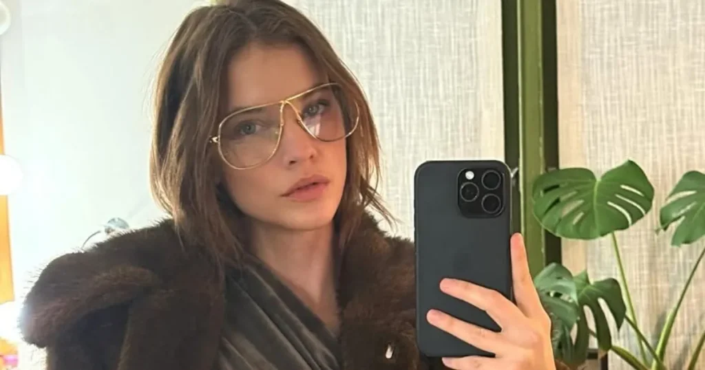 Barbara Palvin trullos në ansambël me dy pjesë të sipërme për reklamën e Victoria Secret