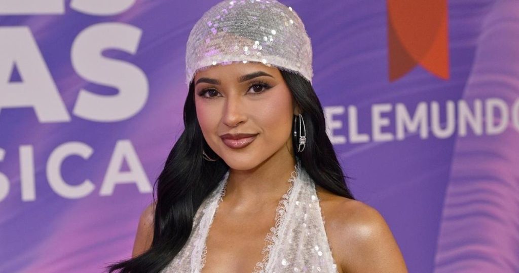 Becky G verbohet me fustan të zhytur që është plotësisht i pastër dhe verbues