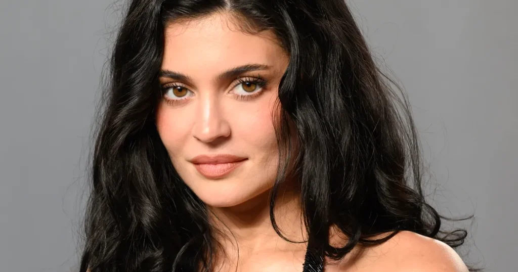 Bluza e bardhë transparente e Kylie Jenner për Coachella është aq e guximshme sa të bëhet