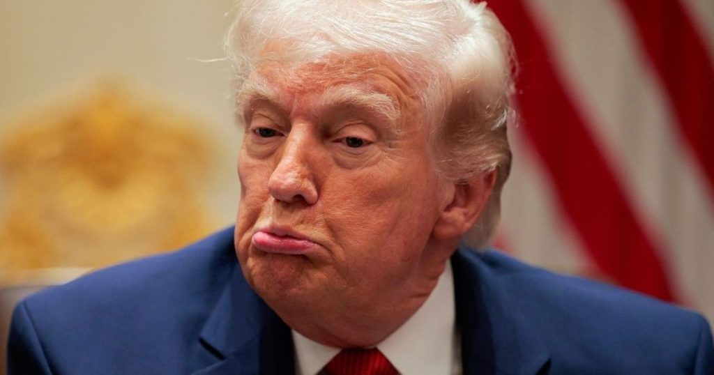 Donald Trump në dukje u përpoq të lexonte shënimin e shkruar me dorë gjatë takimit