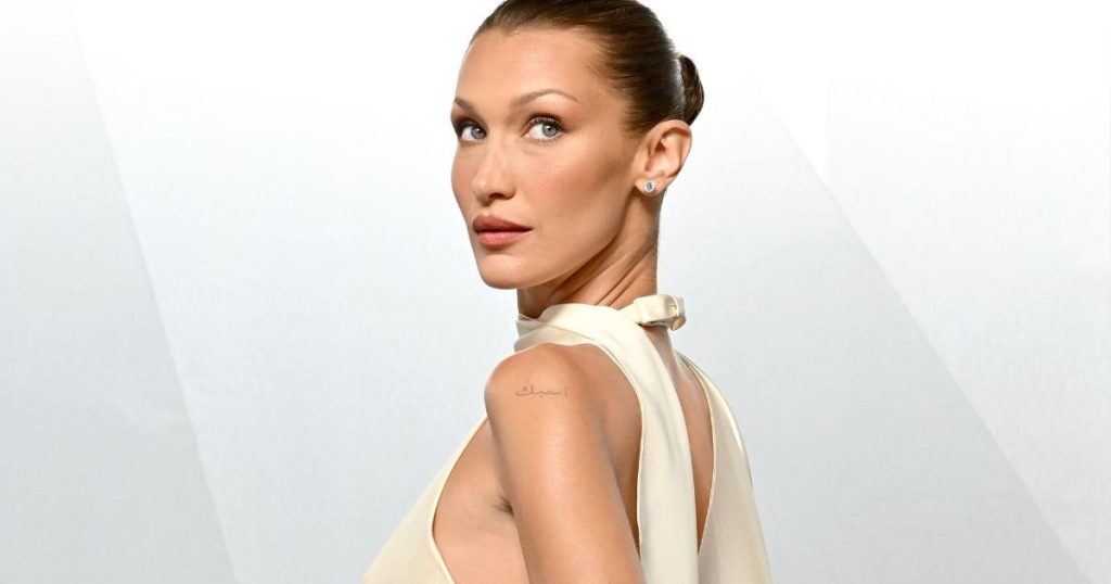 Fustani Dior i Bella Hadid me prerje kofshësh mbahet me vetëm 2 tela