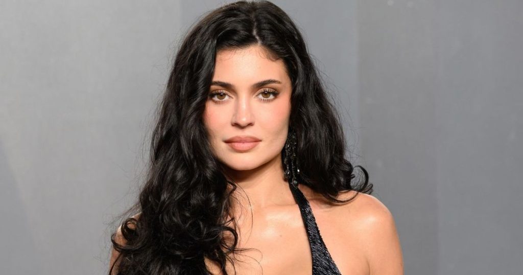 Fustani Khy i guximshëm dhe pa shpinë i Kylie Jenner bie në mënyrë të rrezikshme