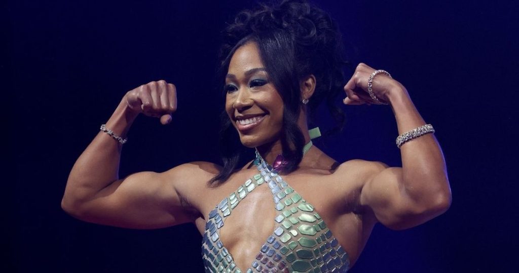 Fustani me bikini i Alycia Baumgardner vjen me prerje të theksuar me vrimën e çelësit mes fitores në boks