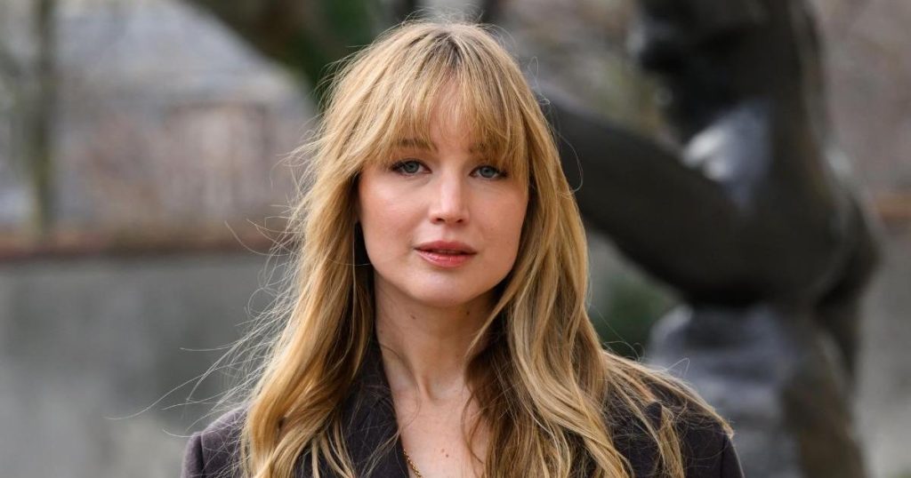 Jennifer Lawrence nuk njihet me jumpsuit të zhytur për një dalje në NYC