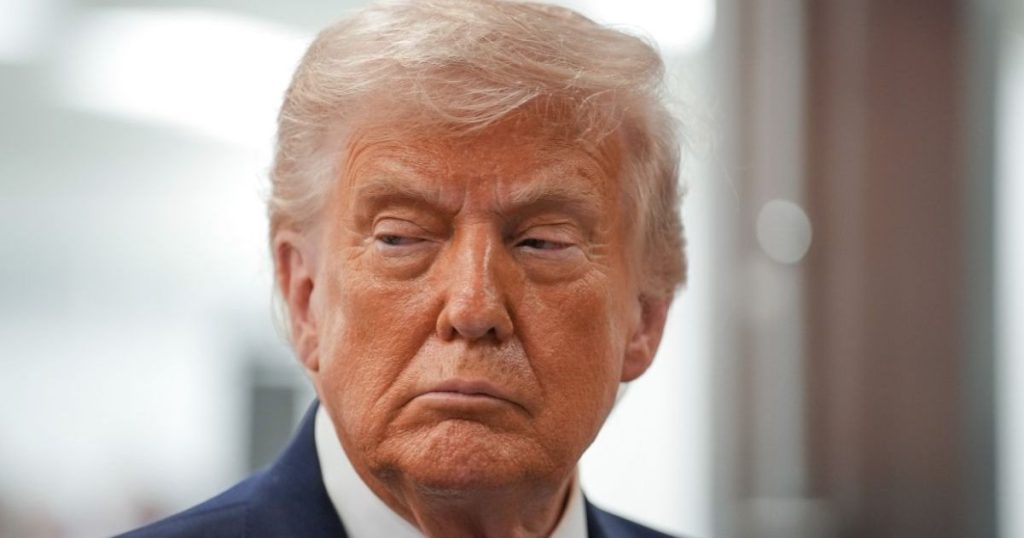 Jon Stewart e krahason Donald Trumpin me 'Babagjyshin që i humbi filtri'